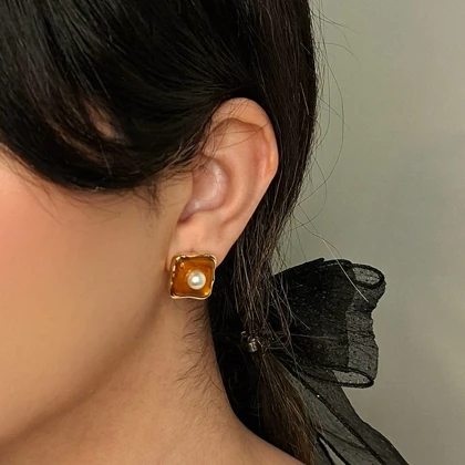 گوشواره میخی مدل «نگین عسلی» با مروارید کد 4539
