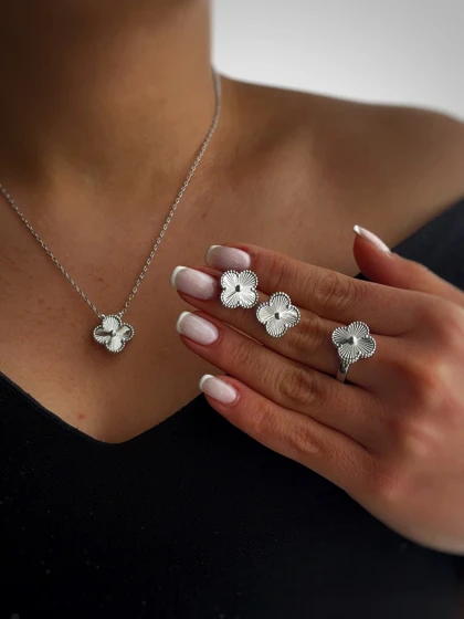 گردنبند، انگشتر، گوشواره و دستبند Van Cleef (خرید به صورت جداگانه)
