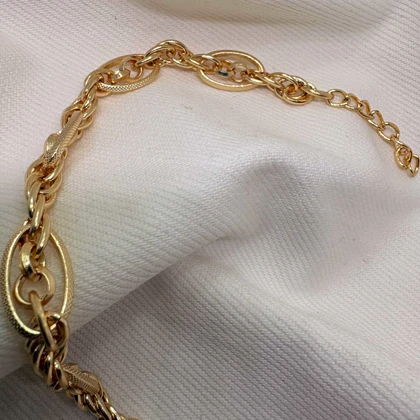 گردنبند برند شین مدل «بیضی زرین» | با آبکاری طلای 24 عیار و تراش‌های الماسی