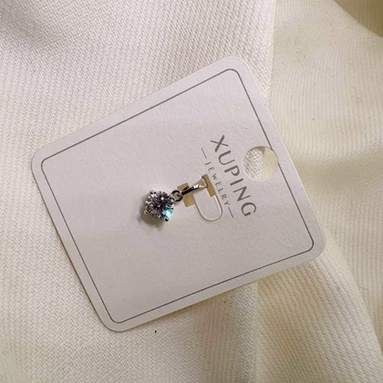 پلاک ژوپینگ طرح «سولیتر» (تک نگین) | درخشش الماس در قابی نقره‌ای