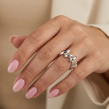 انگشتر زنانه با طرح مینیمال امضا، ظرافت در عین سادگی