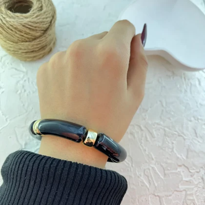 دستبند زنانه بنگل رزینی چندتکه مدل نوآرا مشکی‑طلایی