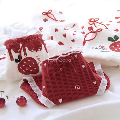 شورت کبریتی طرح توت فرنگی قرمز