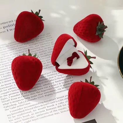 جعبه انگشتر طرح توت فرنگی مخملی