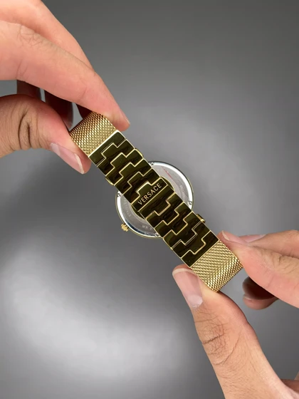 ساعت مچی ورساچه بند حصیری طلایی صفحه نارنجی Versace