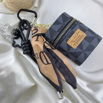 آویز کیف ایرپاد طرح Vogue New Famous