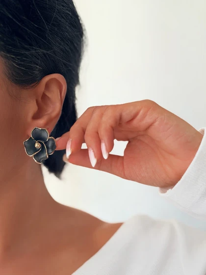 گوشواره های گل مشکی میناکاری
