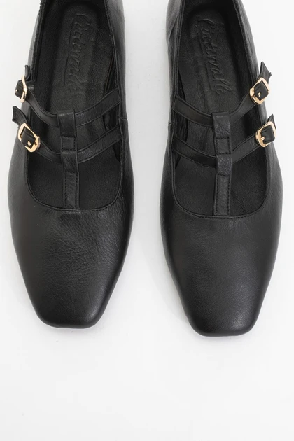 کالج زنانه luvishoes luvishoes