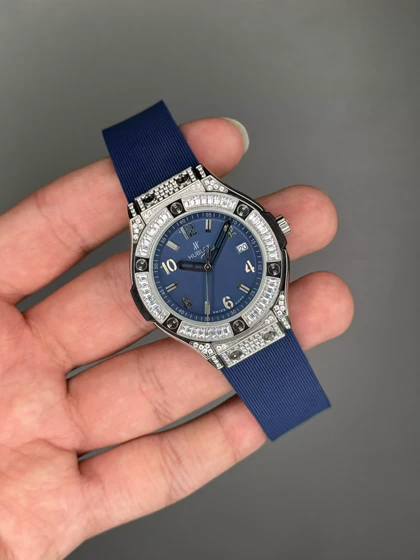 ساعت مچی اوبلو بند سرمه ای قاب سیلور فول نگین Hublot Classic Fusion