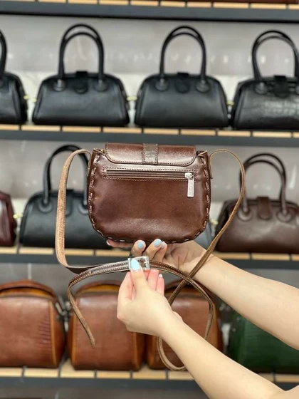 کیف چرم زنانه قهوه ای سوخته ابر و بادی ساده چرم اصل گاوی
