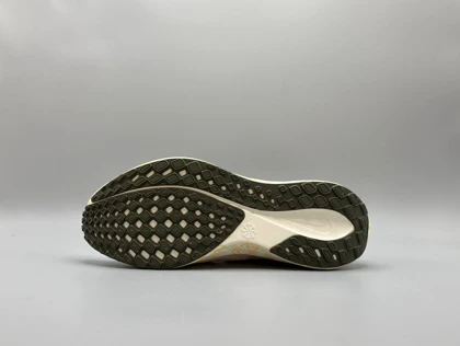 کتانی نایکی پگاسوز 41 گلبهی کرم/ Nike Pegasus 41