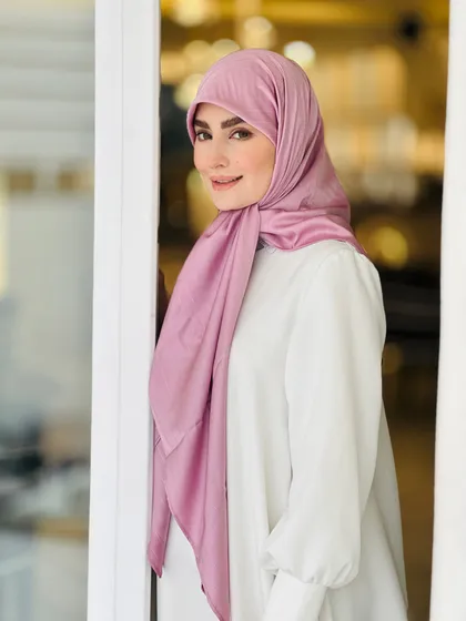 روسری ساتن خط‌دار یاسی