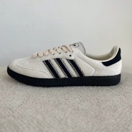 سامبا سفید مشکی پشمی