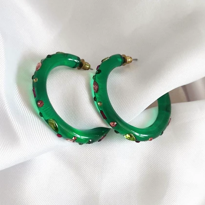 گوشواره رزین سبز نگین‌دار با نگین‌های کریستالی مولتی کالر