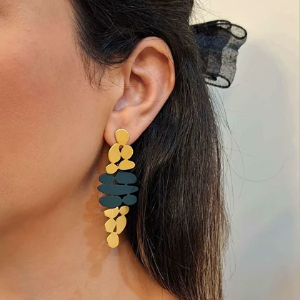 گوشواره آویز مدرن مدل انتزاعی؛ ترکیب طلایی و سبز تیره مات کد 2877