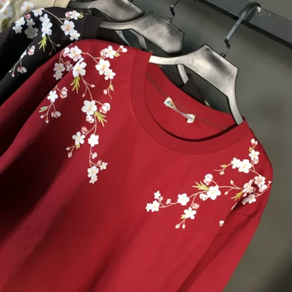 بلوز دورس زنانه طرح سرشانه گل‌دار چاپی