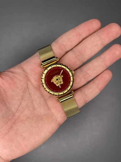ساعت مچی ورساچه بند حصیری طلایی صفحه قرمز Versace