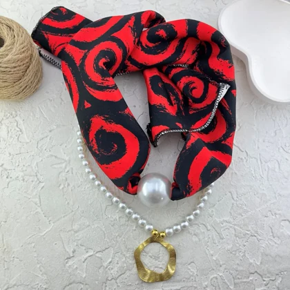 گردنبند زنانه مدل لئوپرلا نوآر طرح مروارید لوکس با آویز طلایی و پارچه هنری طرح دار