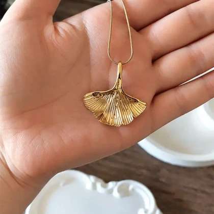 گردنبند رو لباسی طرح برگ جینکو