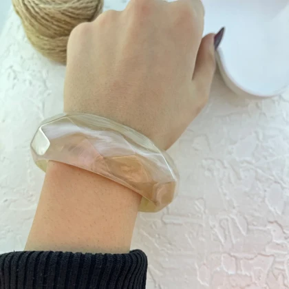 دستبند زنانه بنگل رزینی با جلوه ابر و بادی مدل سلورا کرم–بژ