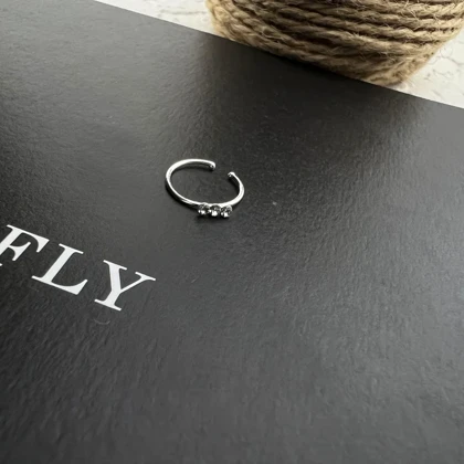 پیرسینگ بینی نقره‌ای حلقه نگین‌دار