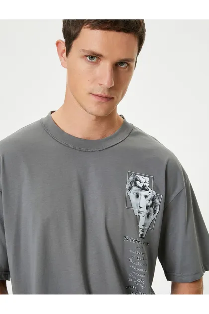 تیشرت آستین کوتاه چاپی جلو و پشت با یقه نخی مناسب و راحت 4SAM10847HK