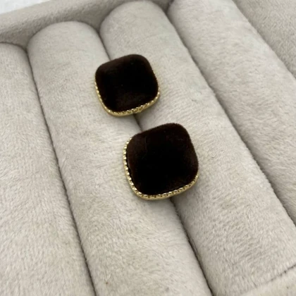 گوشواره مخمل قهوه ای مربع