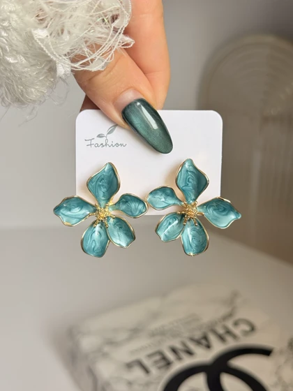 گوشواره میناکاری طرح گل برجسته پنج پر آبی