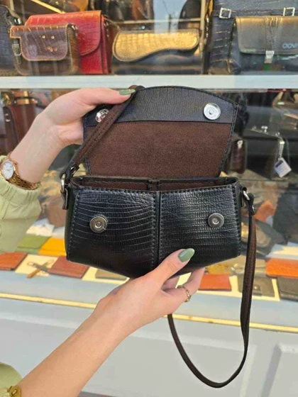 کیف چرم زنانه مثلثی مشکی لیزارد چرم اصل گاوی طراحی خاص