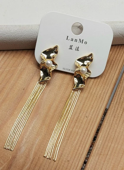 گوشواره زنانه گل مرواریدی با آویز ماری فانتزی رنگ گلد