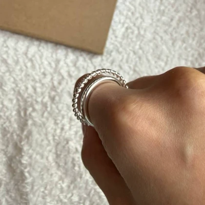 انگشتر نقره‌ای با طراحی دوتایی متصل