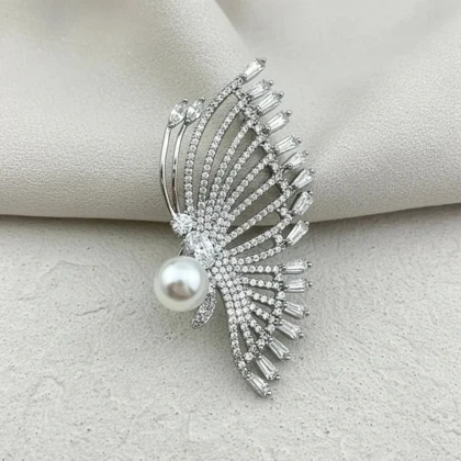 سنجاق سینه زنانه ژوپینگ مدل اوریل فلای طرح پروانه نگین‌دار با مروارید مرکزی