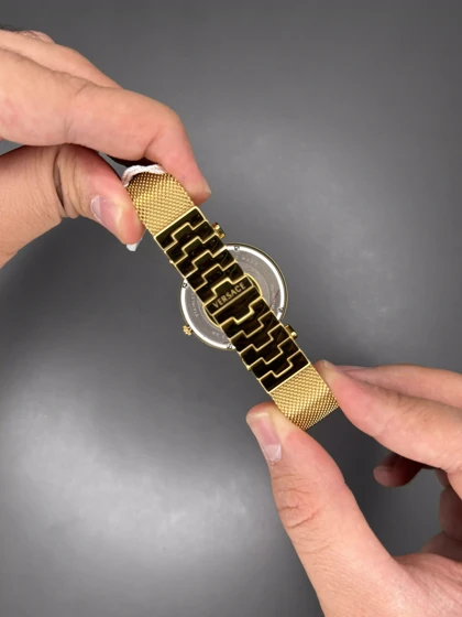 ساعت مچی ورساچه بند حصیری طلایی صفحه قرمز Versace