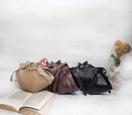 کیف دوشی زنانه طرح کروسان کد 1447