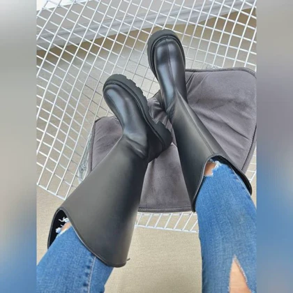 بوت بلند وسط اخم