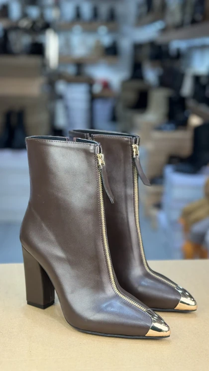 685 - نیم بوت پنجه طلا فلزجلو زیپ 685