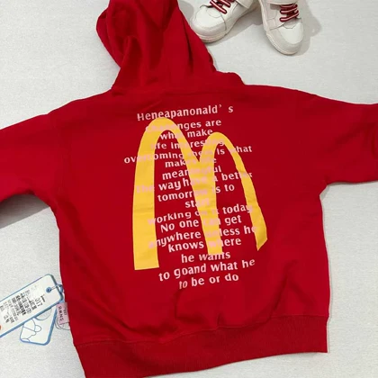 هودی بچه گانه قرمز رنگ طرح M خارجی