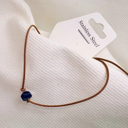 دستبند نخی طرح «هگزاگون» | پلاک استیل سیلور با بند قهوه‌ای ظریف