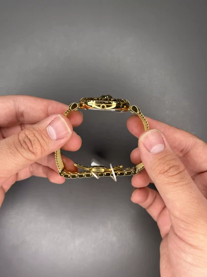 ساعت مچی ورساچه بند حصیری طلایی صفحه مشکی Versace