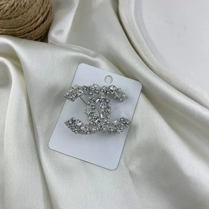 گل سینه زنانه مدل نگین طرح شنل نگین‌دار و مرواریدی