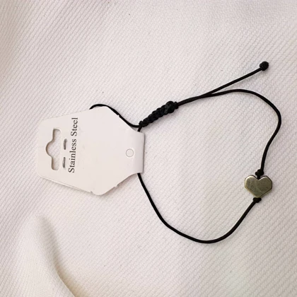 دستبند استیل مدل «قلب کوچک» (Tiny Heart) | با بند بافت مشکی و پلاک سیلور