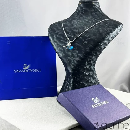 گردنبند سواروسکی مدل مکعب آبی و پاپیون 50277