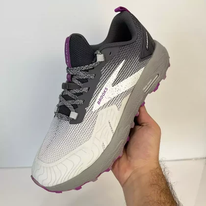 کفش راحتی مردانه بروکس مدل cascadia طوسی مشکی