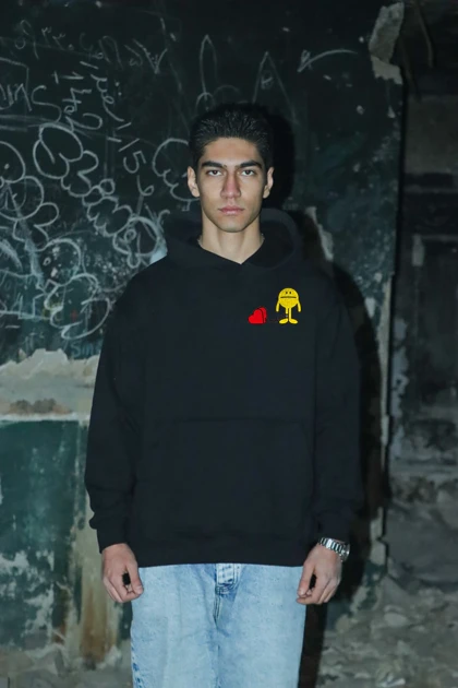 هودی مشکی اسپرت مینیمال طرح آدمک و قلب 2 - فواصل