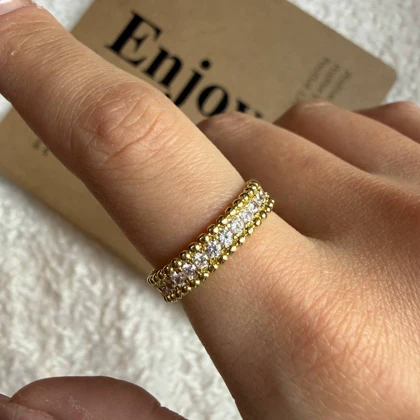 انگشتر طلایی نگین‌دار سه ردیفه