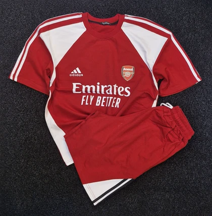 کیت باشگاهی تیشرتشلوارک قرمز آرسنال پارچه پنبه دو نخ لاکرا دار کیفیت استثنایی