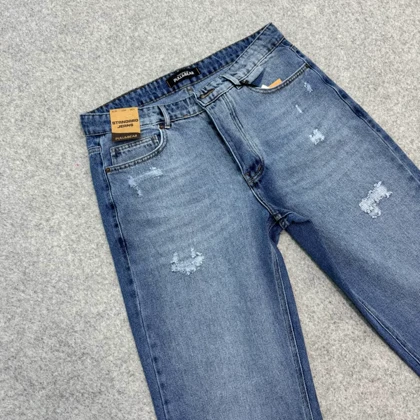 شلوار جین نیم بگ مردانه زاپ‌دار رنگ ابی روشن