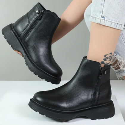 نیم بوت زنانه رنگ مشکی طرح چرم مدل 212 زیپ‌دار طرح تک دکمه کد 45671