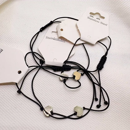 دستبند استیل مدل «قلب کوچک» (Tiny Heart) | با بند بافت مشکی و پلاک سیلور