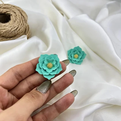 گوشواره زنانه میخی مدل شکوفه طرح گل سبز فیروزه‌ای